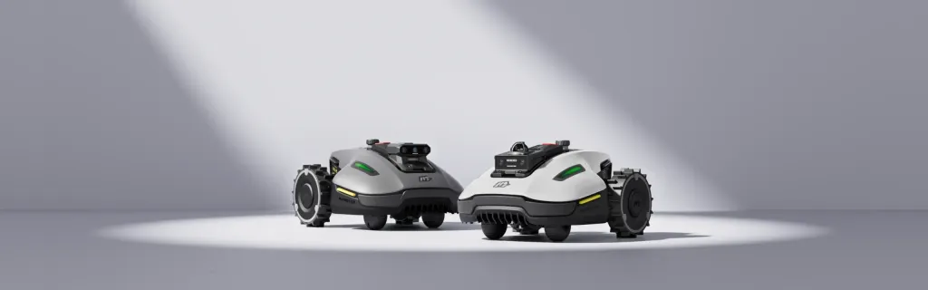 Két Mammotion Yuka robotfűnyíró világosszürke stúdióban, reflektorfényben