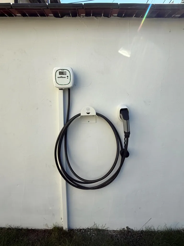 Kompakt wallbox kábeltartóval fehér falon