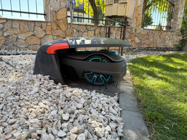 Robotfűnyíró dokkolóval és takarótetővel kavicságyásban