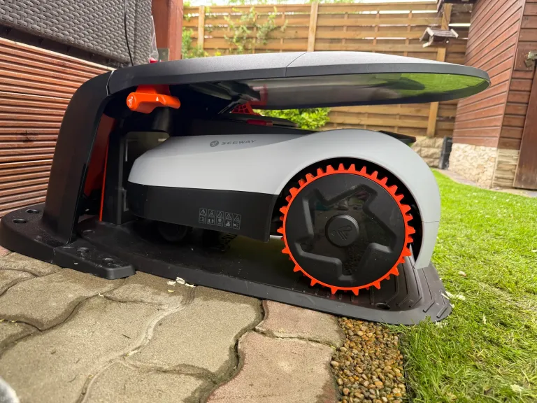 Robotfűnyíró a saját garázsában, a dokkolón